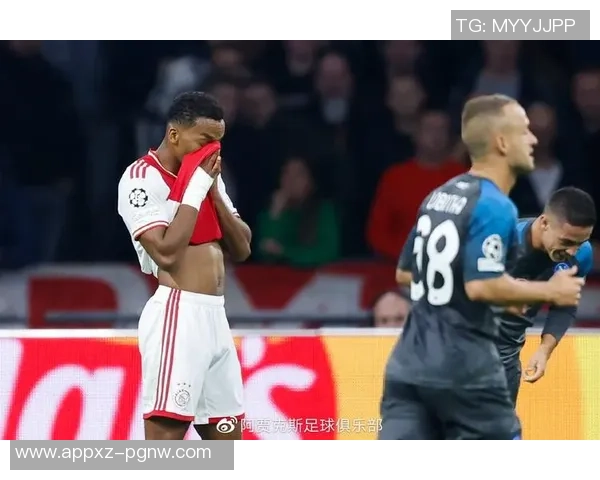 阿贾克斯中场克拉森庆祝进球时意外受伤队友撞击引发关注 阿贾克斯中场克拉森庆祝进球时意外受伤队友撞击引发关注